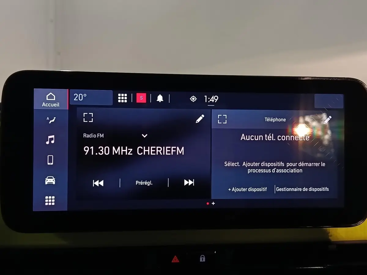 Écran tactile central de la Fiat 500 BEV 24kWh jaune, affichant radio FM et menu téléphone sans connexion.