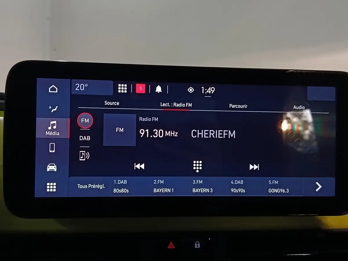 Écran tactile central de la FIAT 500 BEV 24KWH 2024 affichant la radio FM sur fond noir.