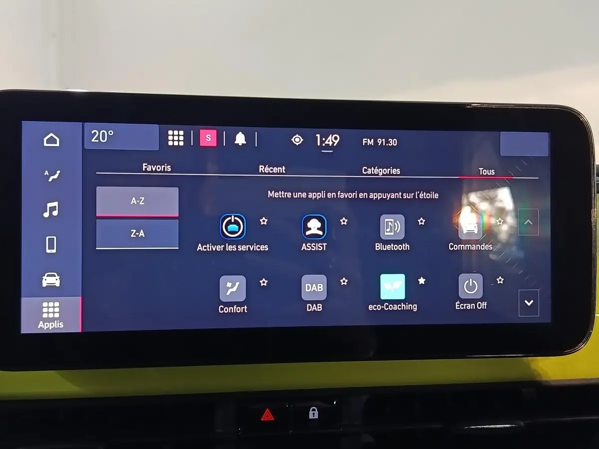 Écran tactile central 26 cm de la FIAT 500 BEV 24KWH jaune, affichant les applications du système multimédia.