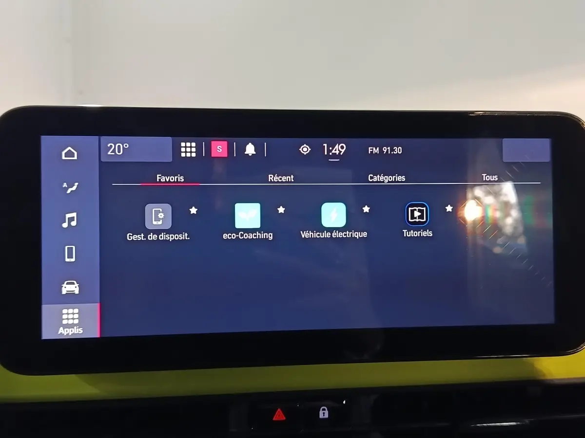 Écran tactile central de la Fiat 500 BEV 24KWH 2024 avec interface d'applications, tableau de bord jaune visible en bas.