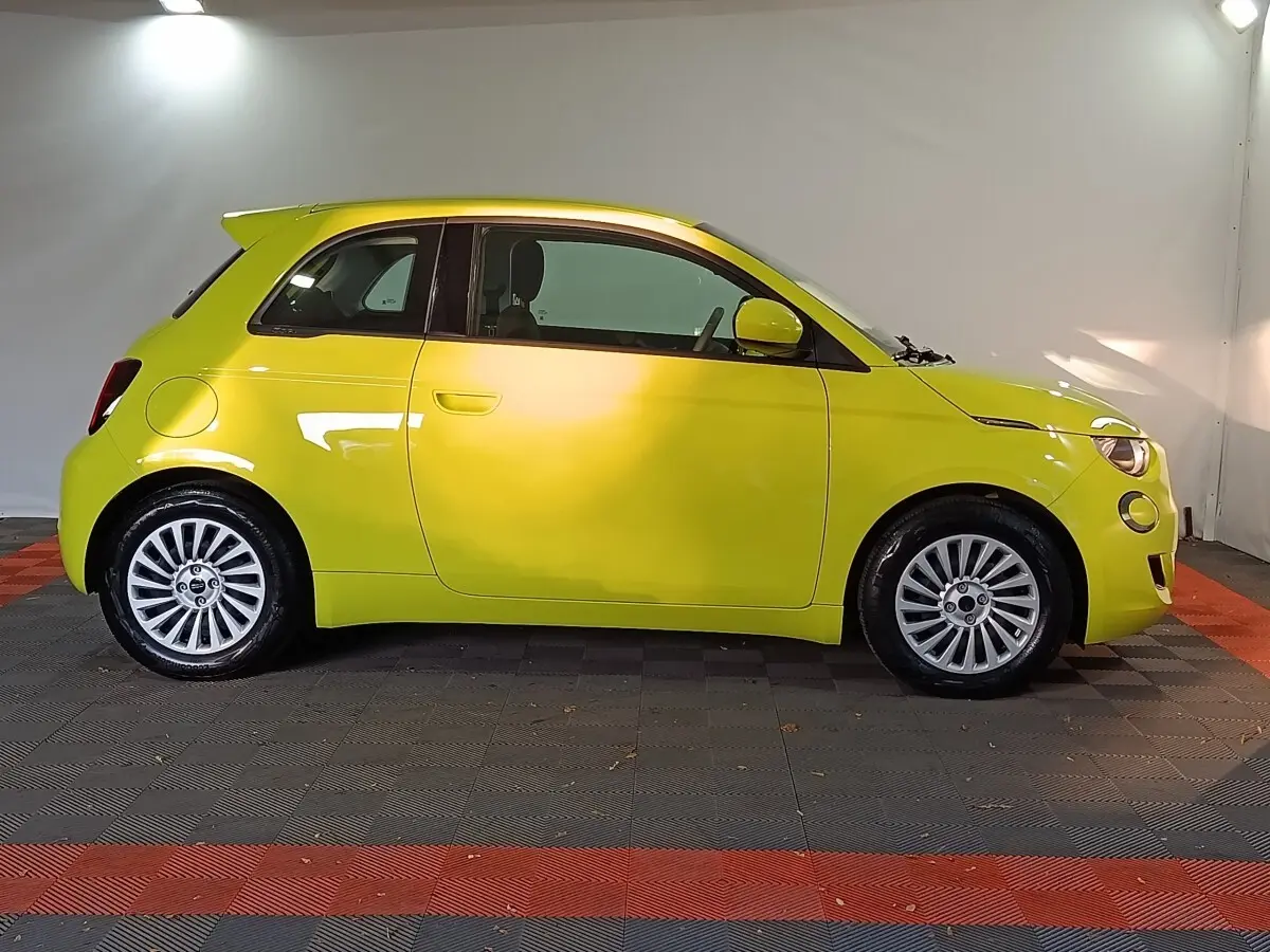 Profil côté gauche d'une FIAT 500 BEV 24KWH électrique jaune vif, avec jantes alliage et toit spoiler visible.