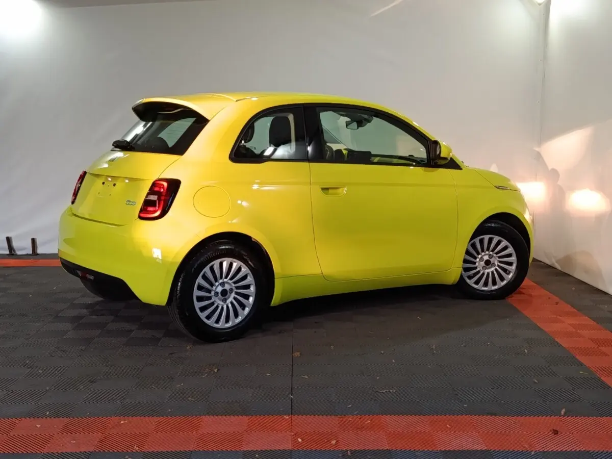 Fiat 500 BEV 24KWH jaune vue de profil côté droit, avec jantes argentées et toit avec petit spoiler noir.
