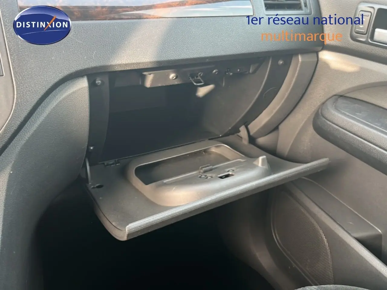 Gros plan sur la boîte à gants ouverte côté passager d’un Ford C-MAX bleu foncé métal de 2005.