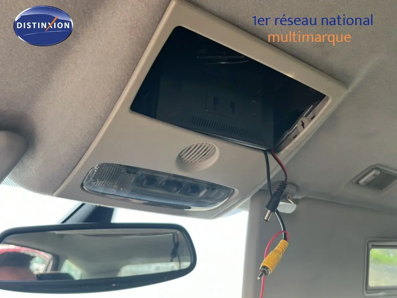 Vue intérieure du plafond avant d'une Ford C-MAX bleu foncé de 2005, avec câbles visibles et rétroviseur central.