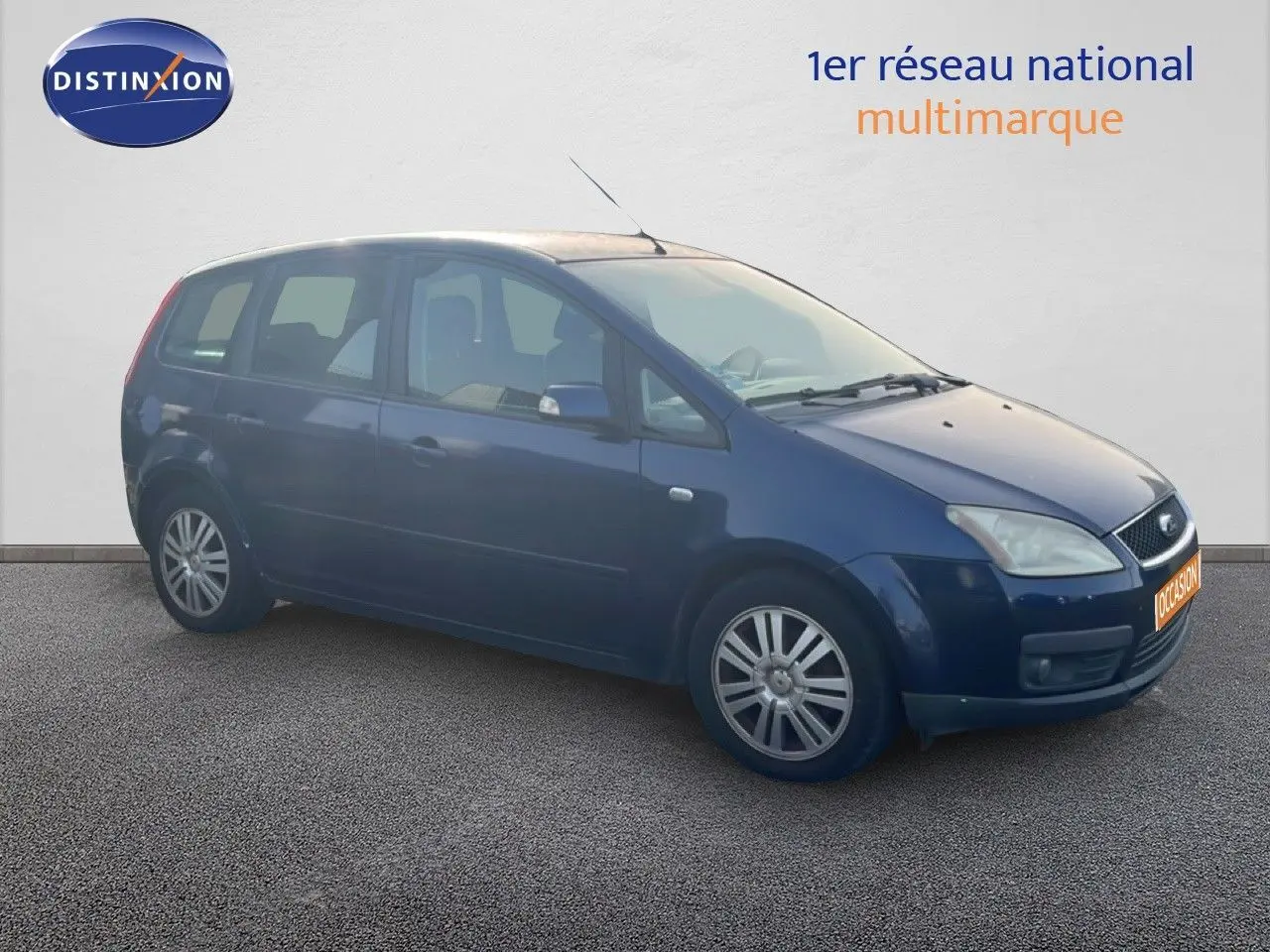 Vue 3/4 avant gauche d'une Ford C-MAX 1.6 TDCI 110CH Ghia bleu foncé métallisé avec jantes alliage et cinq portes.