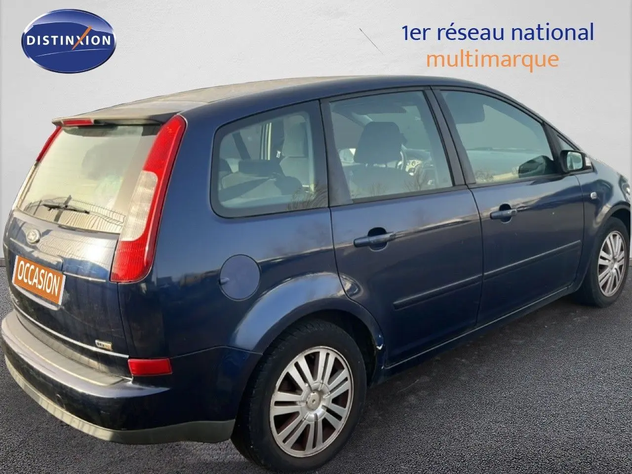 Vue 3/4 arrière droite d'une Ford C-MAX bleu foncé métallisé de 2005 avec hayon et feux arrière verticaux.