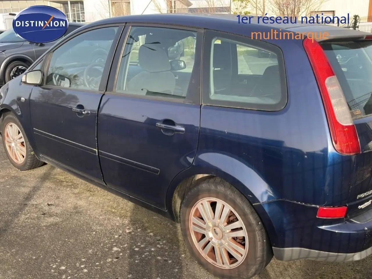 Vue latérale droite d'une Ford C-MAX 1.6 TDCI 110CH Ghia bleu foncé métal de 2005 avec jantes alliage et cinq portes.