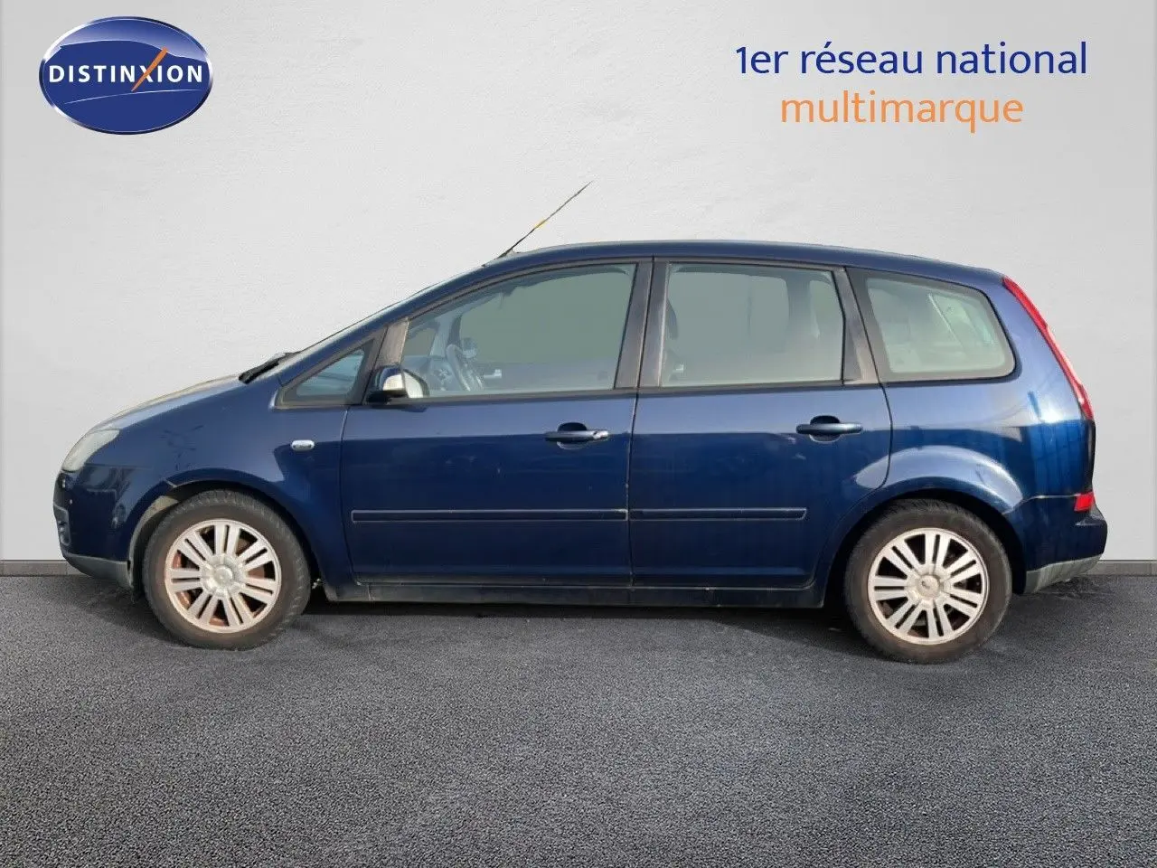 Vue latérale gauche d'une Ford C-MAX 2005 bleu foncé métallisé avec cinq portes et jantes alliage.