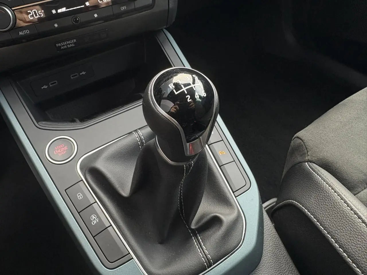 Le levier de vitesses manuel noir de la SEAT Arona TSI 115 Xpérience, avec bouton Start/Stop visible.