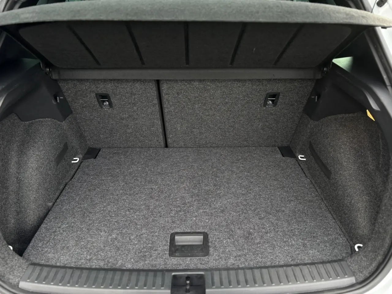 Coffre ouvert du SEAT Arona TSI 115 Xpérience blanc Nevada, montrant l'espace de chargement et le plancher à double fond.