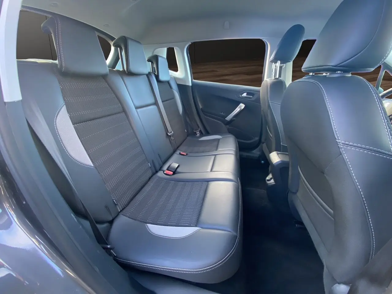 Vue intérieure sur les sièges arrière en tissu et cuir gris du Peugeot 2008 1.5 BlueHDi 120 Allure 2019.