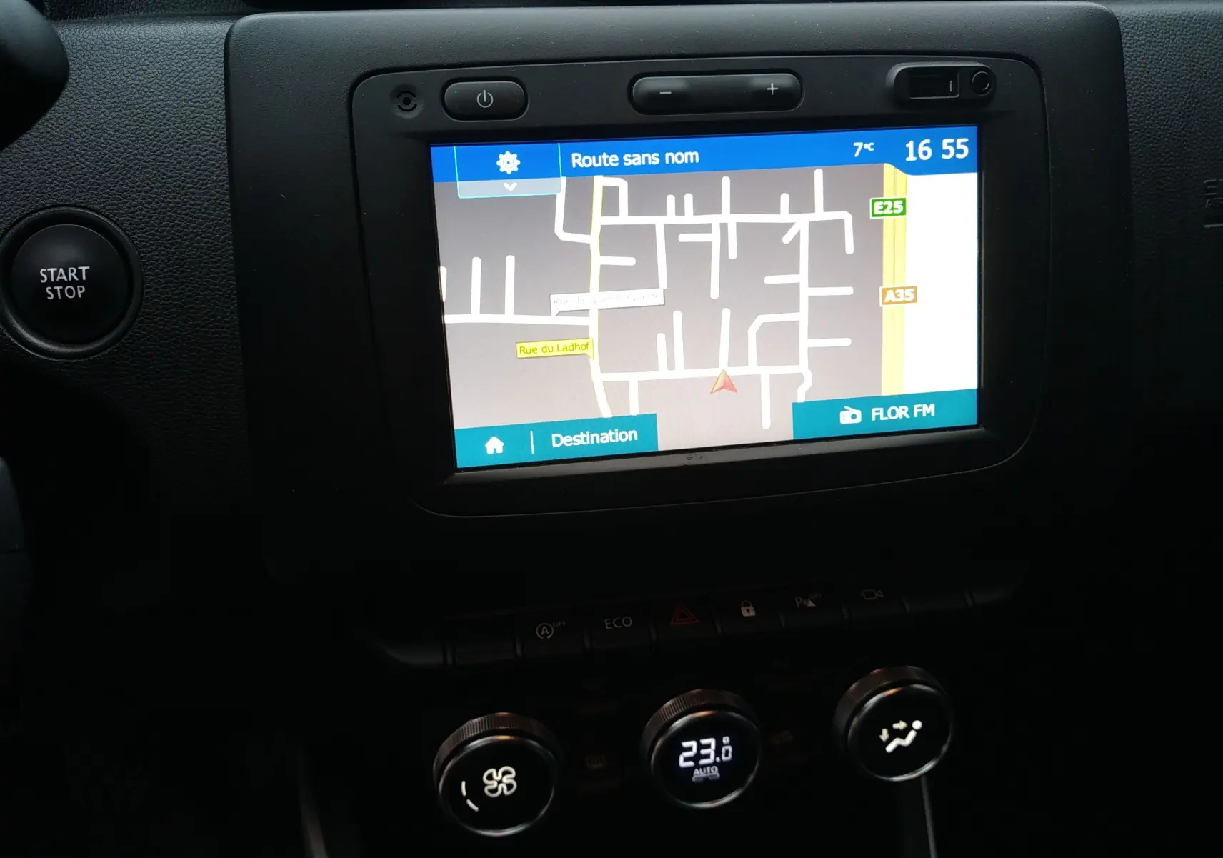 Vue rapprochée de l’écran tactile central et des commandes de climatisation du Dacia Duster 2021, intérieur noir.