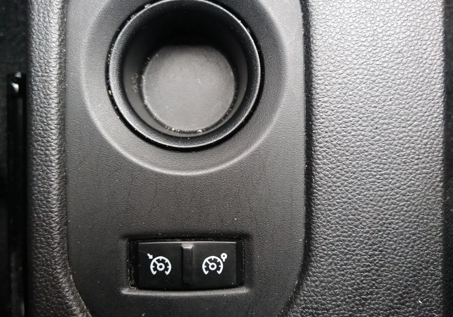 Gros plan sur les commandes de régulateur et limiteur de vitesse du Dacia Duster 1.5 blueDCI 115ch Prestige, intérieur noir.