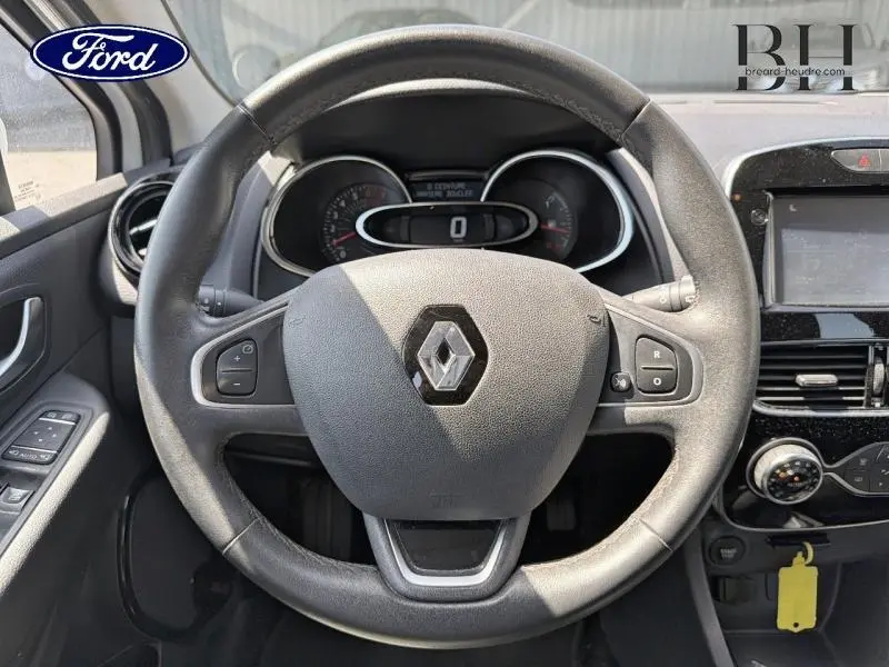 Vue rapprochée du volant cuir noir de la Renault Clio 2018 avec commandes intégrées et tableau de bord digital.