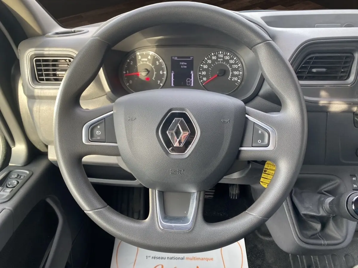 Vue intérieure centrée sur le volant noir Renault du Master 2024 avec tableau de bord et levier de vitesse manuel.
