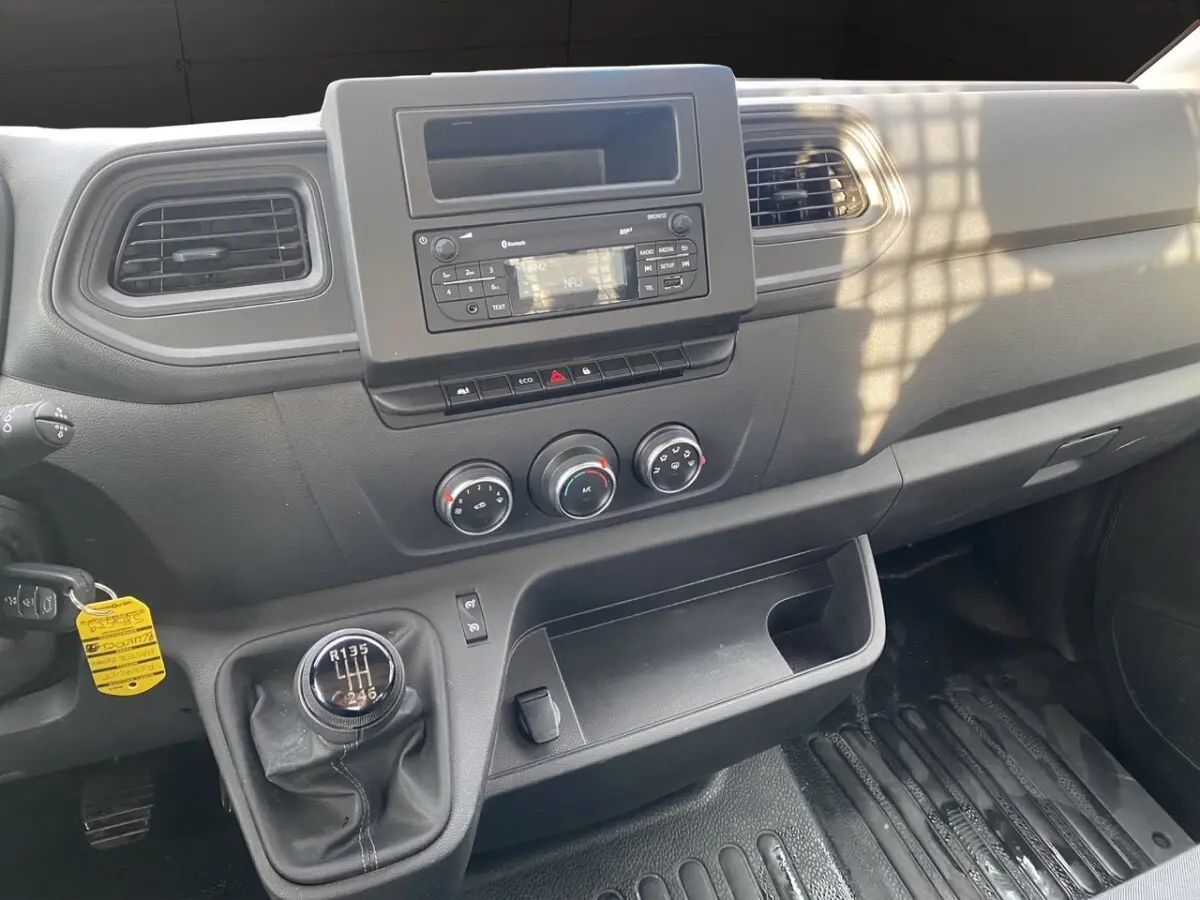 Vue intérieure de la console centrale et levier de vitesses manuelle du Renault Master 2024 en plastique noir.