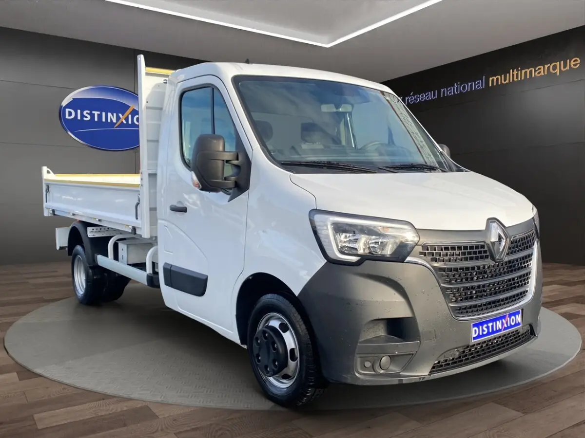 Renault Master benne blanc vu en 3/4 avant droit, avec calandre noire et feux LED distinctifs.