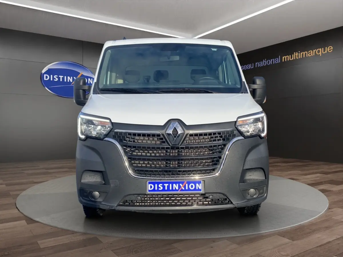 Vue avant d’un Renault Master blanc avec calandre noire et phares LED, présenté en showroom.