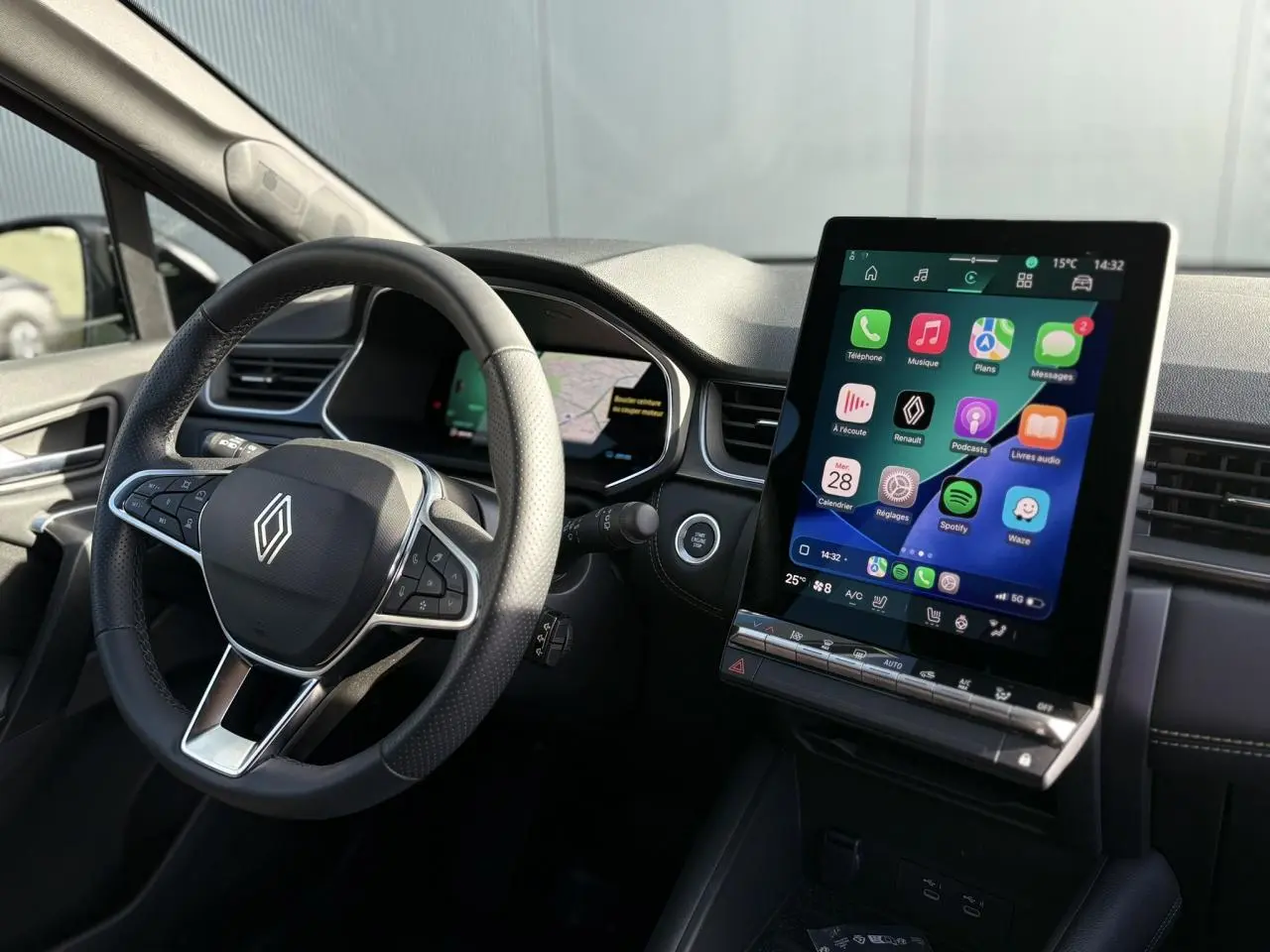 Intérieur Renault SYMBIOZ 2025, vue du volant et écran tactile central affichant Apple Carplay, finition noire.