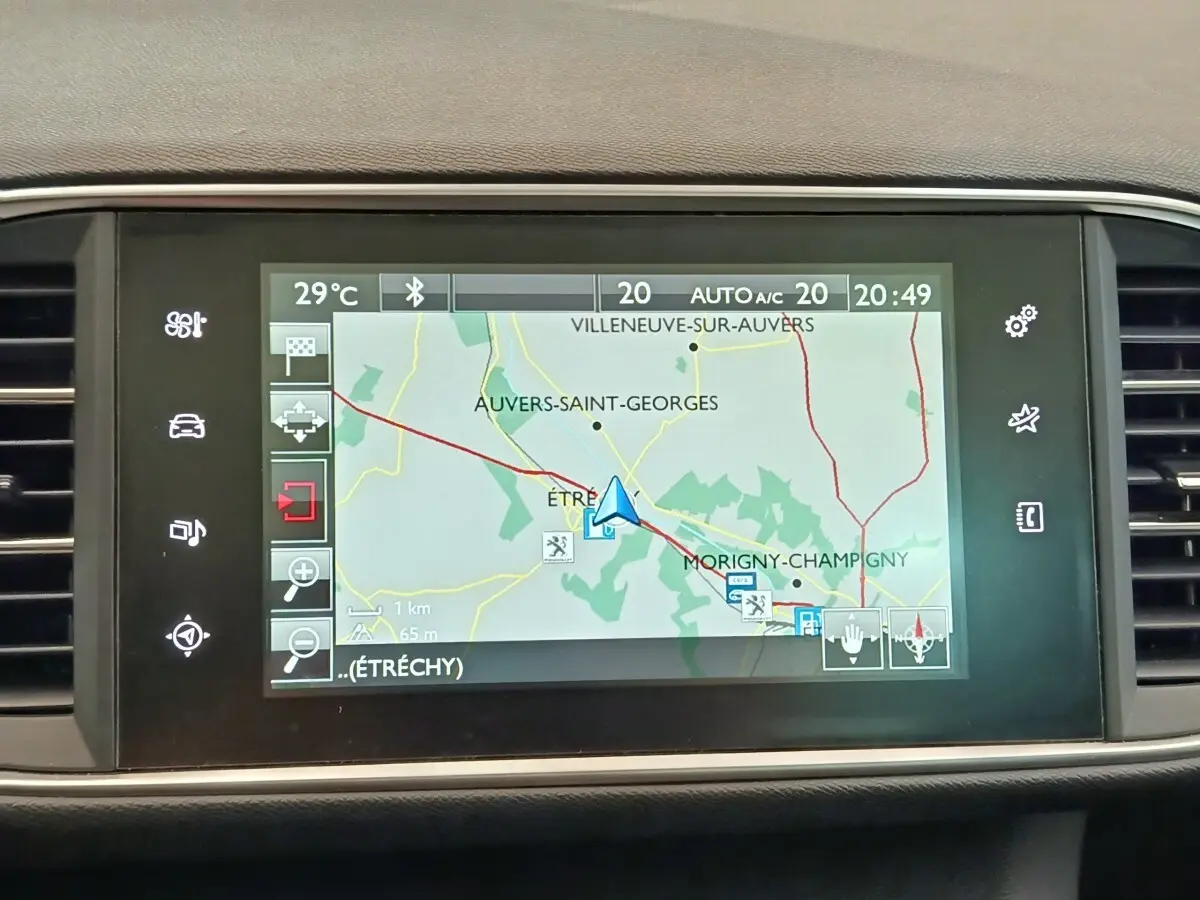 Écran tactile de navigation 3D Peugeot 308 GT Line 2016, affichage couleur avec carte et commandes tactiles.