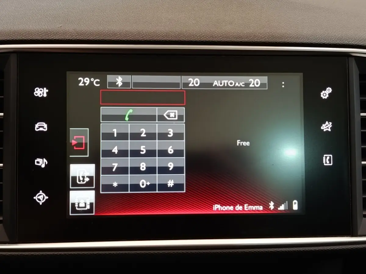 Écran tactile central de la Peugeot 308 GT Line 2016 affichant le clavier téléphonique et la température intérieure.