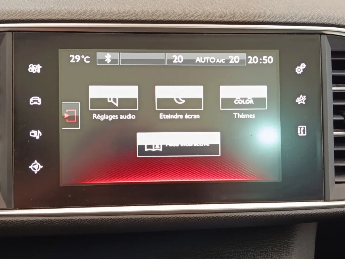 Écran tactile central de la Peugeot 308 GT Line 2016 affichant les réglages audio et thèmes, vue de face.