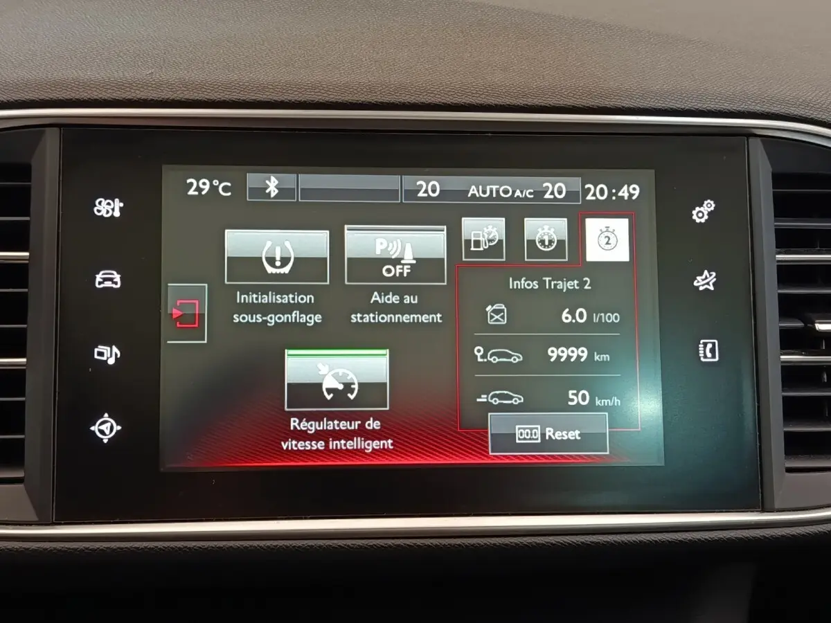Écran tactile central de la Peugeot 308 GT Line 2016 affichant le régulateur de vitesse et l'aide au stationnement.