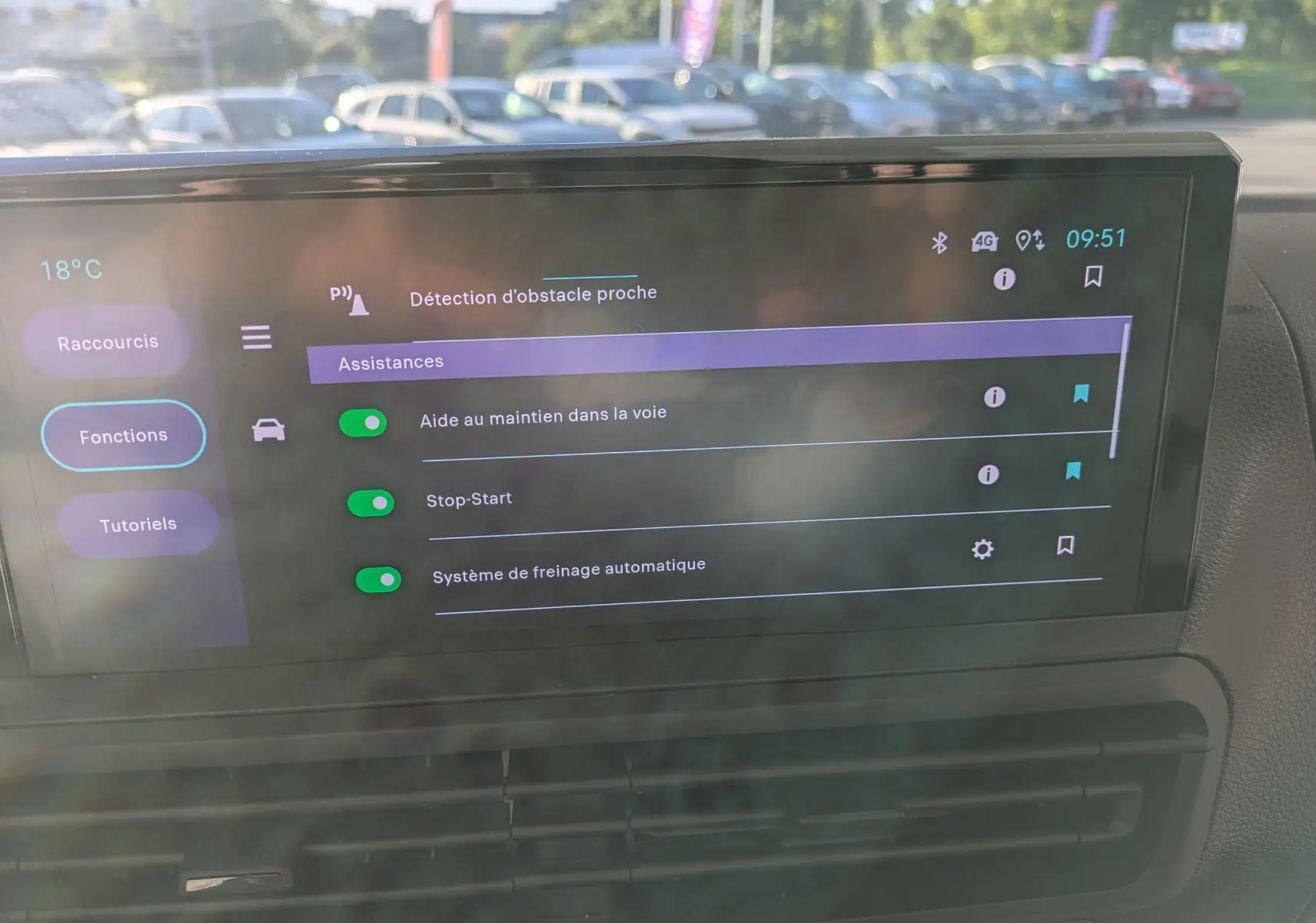 Écran tactile couleur HD de 10 pouces affichant les assistances à la conduite dans un FIAT Scudo Fourgon blanc.