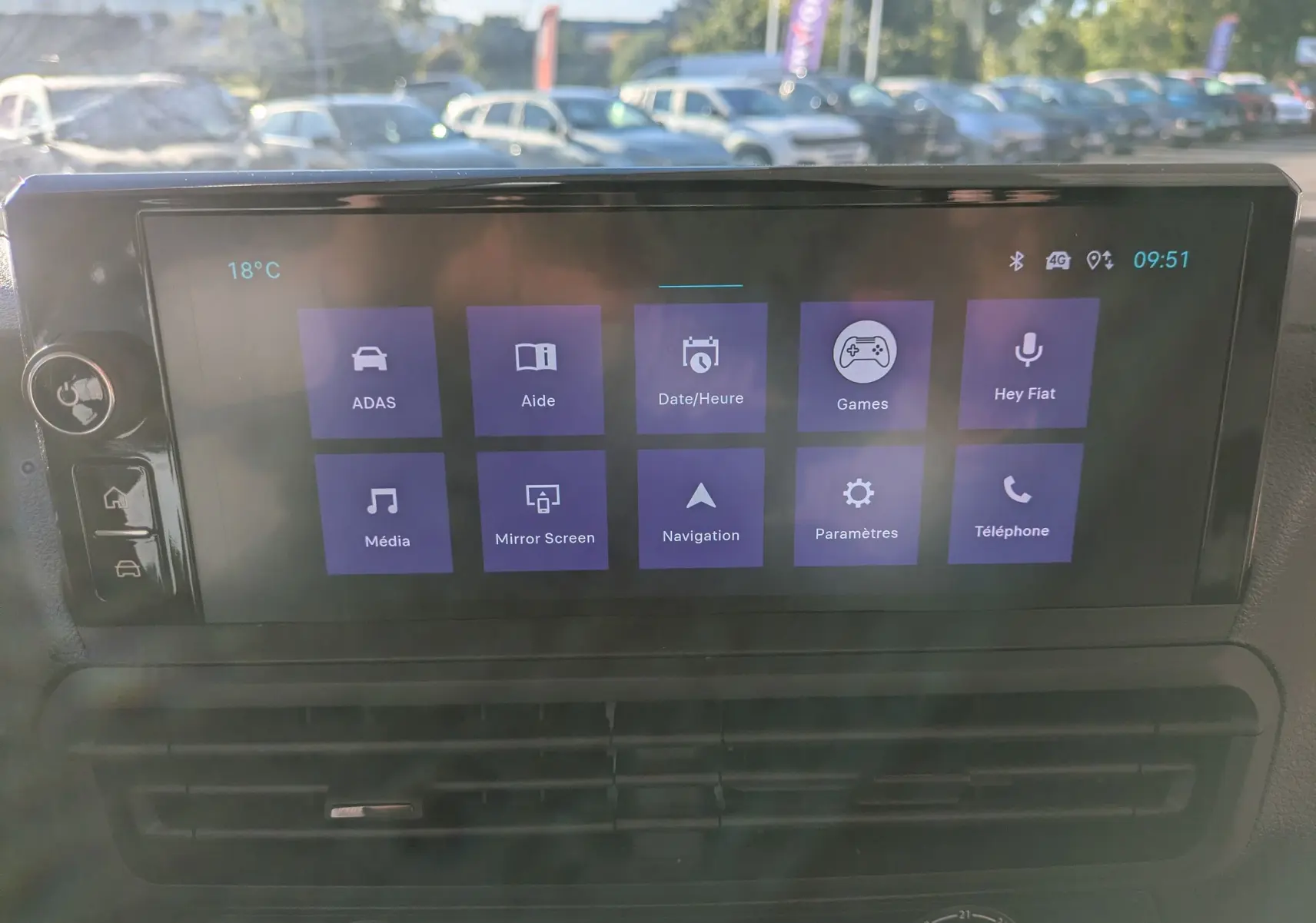 Écran tactile couleur 10 pouces du tableau de bord du Fiat Scudo Fourgon blanc, affichant les options multimédia et navigation.