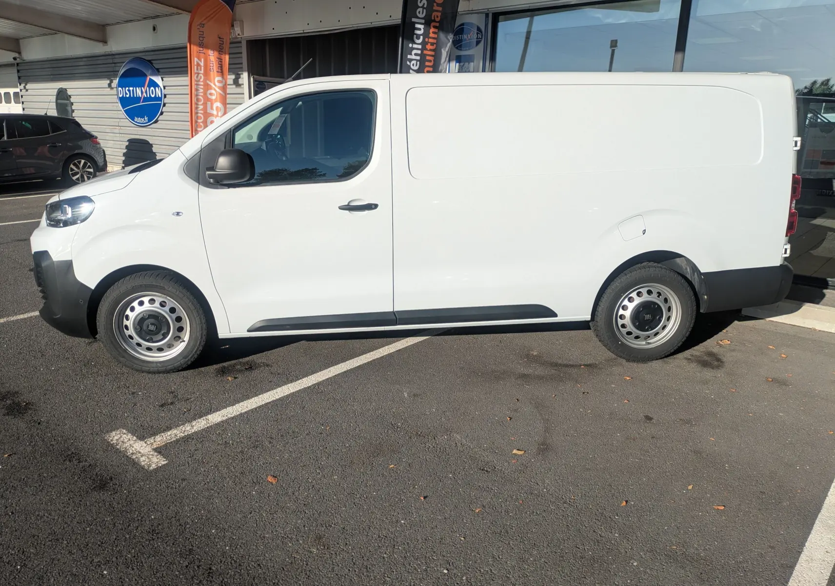 Vue de profil côté gauche d’un FIAT Scudo Fourgon blanc 2025 avec jantes tôles grises et portes arrière fermées.
