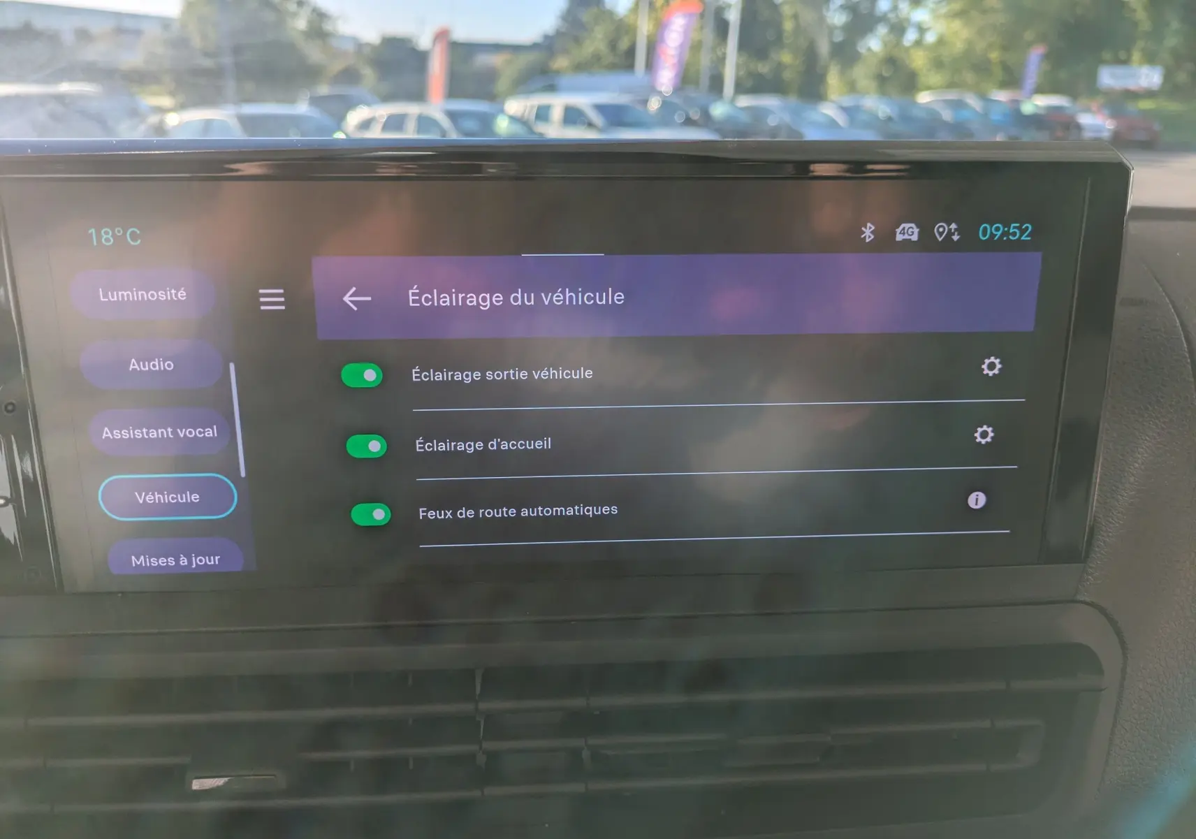 Écran tactile couleur HD de 10 pouces affichant les réglages d'éclairage du véhicule dans un Fiat Scudo Fourgon blanc.