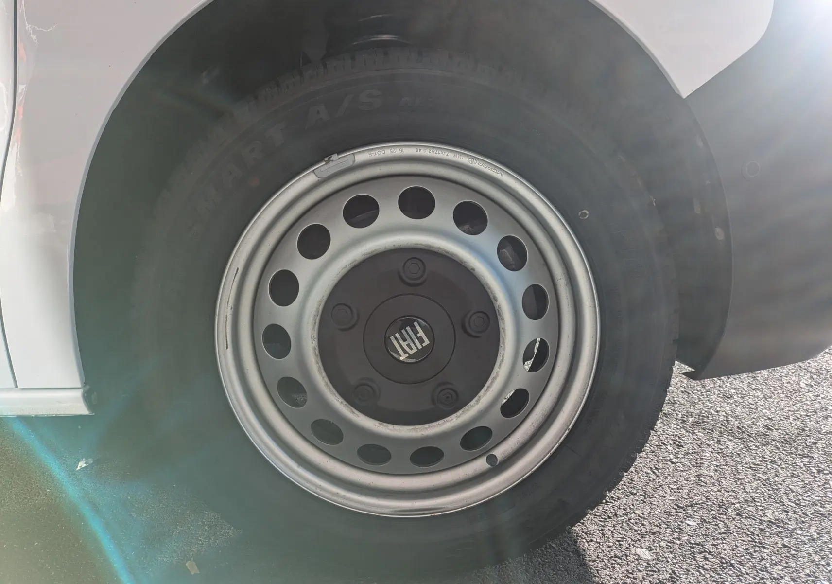 Gros plan sur la roue avant droite blanche du FIAT Scudo Fourgon XL 145 EAT8 avec jante tôle grise.
