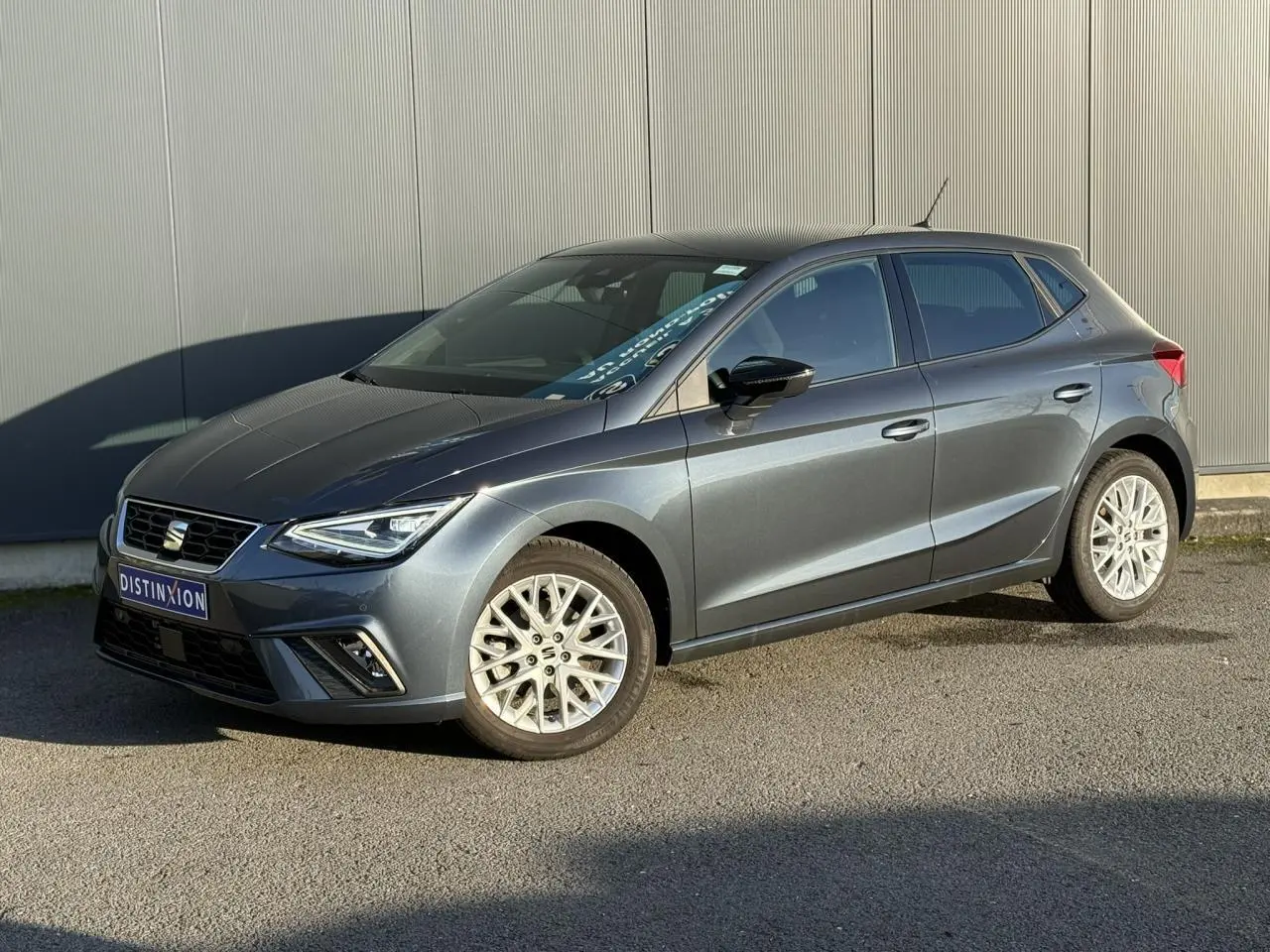 SEAT IBIZA TSI 115 FR gris magnétique vue 3/4 avant droit avec jantes alliage et phares LED triangulaires
