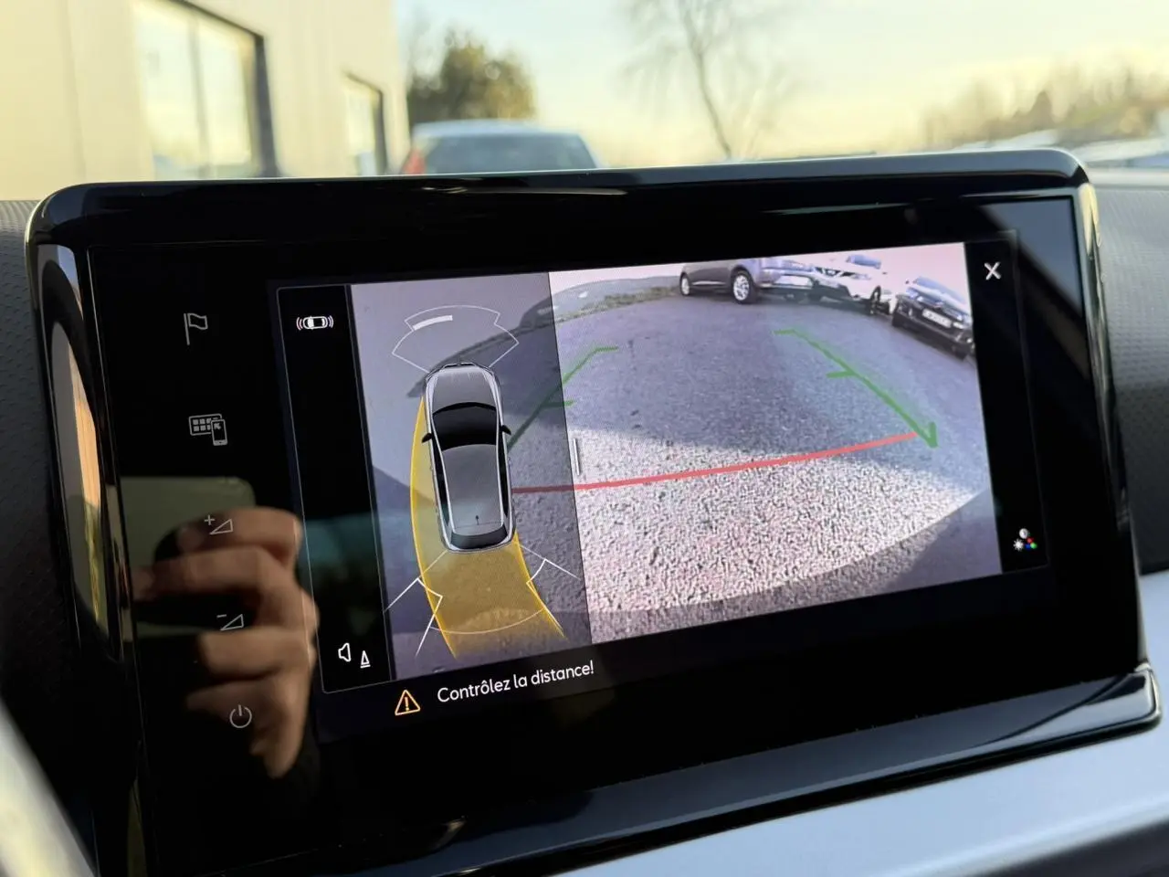 Écran tactile intérieur montrant la caméra de recul et l'aide au stationnement d'une SEAT IBIZA Gris Magnétique.