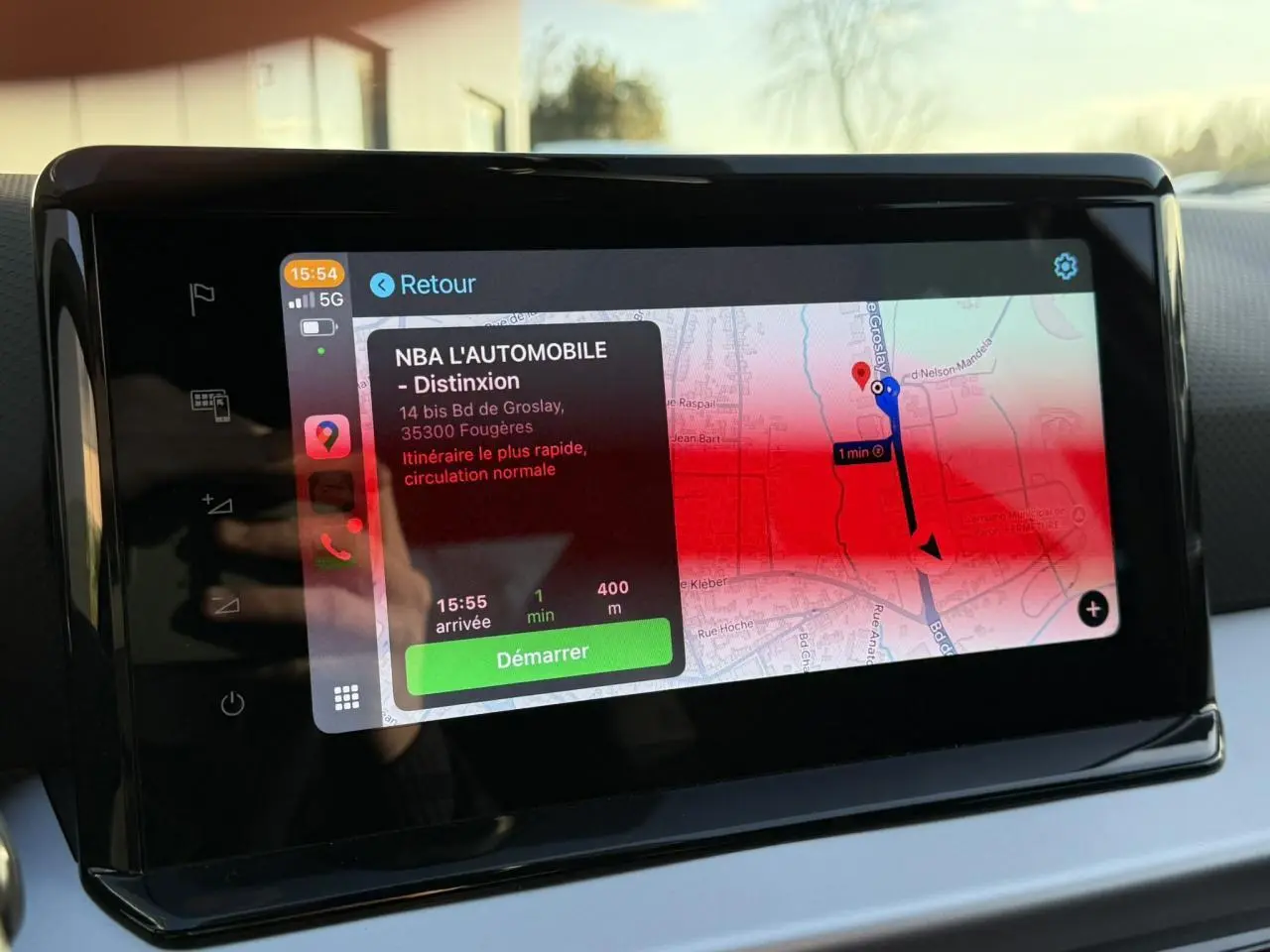 Écran tactile central du tableau de bord de la SEAT IBIZA TSI 115 FR 2025 affichant un itinéraire de navigation.