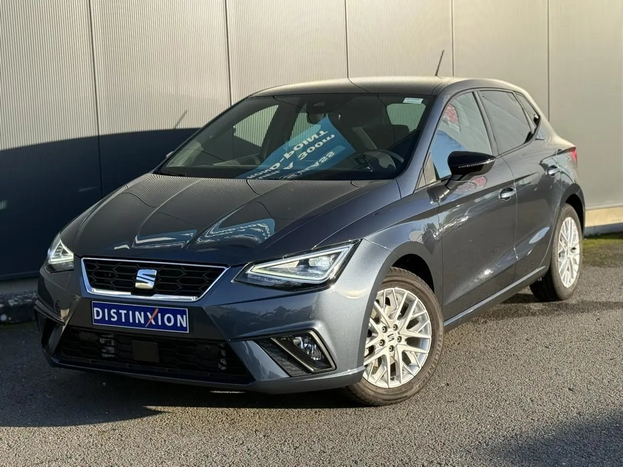 SEAT IBIZA TSI 115 FR gris magnétique vue 3/4 avant avec phares LED et jantes alliage 16 pouces.