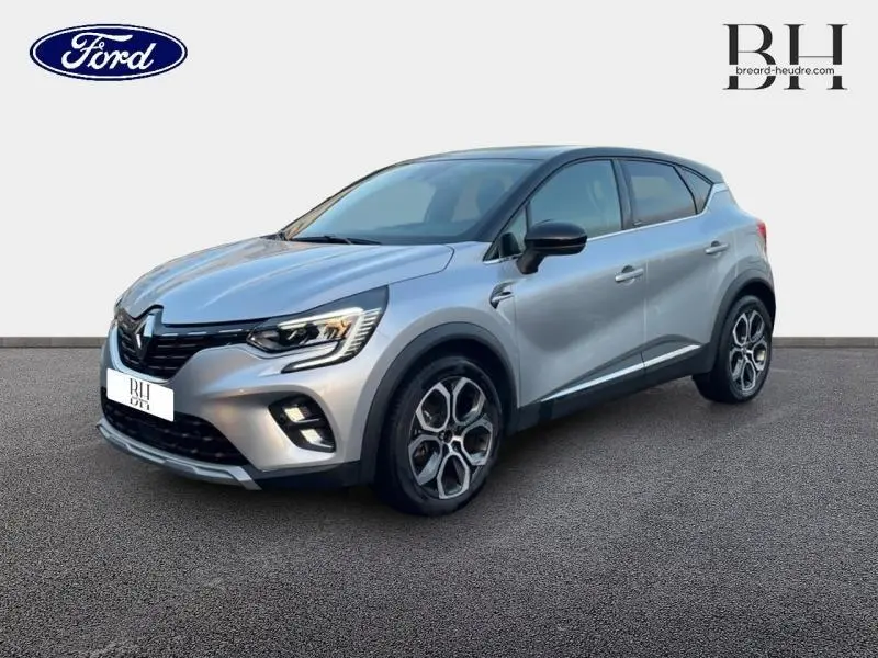 Renault Captur hybride rechargeable 2021 gris Highland vu en 3/4 avant droit avec jantes alu et toit noir étoile.