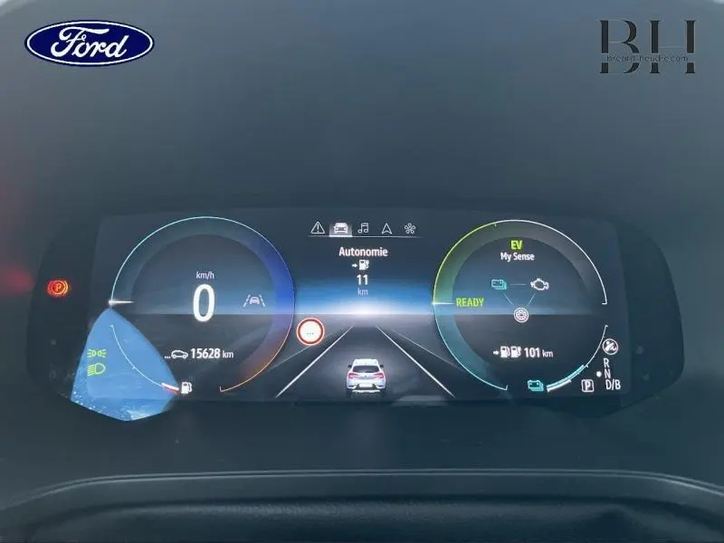 Tableau de bord numérique affichant l'autonomie et l'état prêt du Renault Captur hybride rechargeable gris Highland/Noir Etoile.