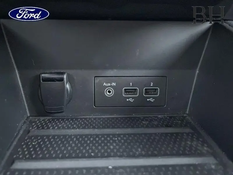 Désolé, l'image ne correspond pas au véhicule Renault Captur 1.6 E-Tech hybride rechargeable 2021, elle montre une prise auxiliaire et deux ports USB dans un véhicule Ford.