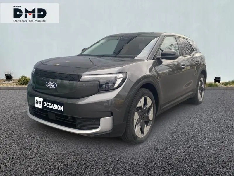 Vue 3/4 avant d'un Ford Explorer électrique gris Magnetic métallisé avec calandre fermée et jantes alu distinctives.