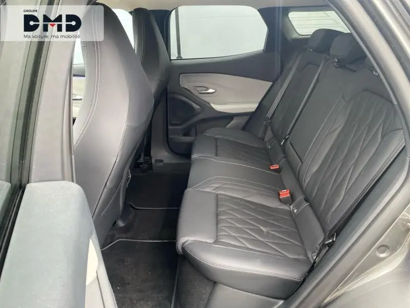 Vue intérieure côté droit des sièges arrière en cuir noir matelassé du Ford Explorer 2025 gris Magnetic métallisé.