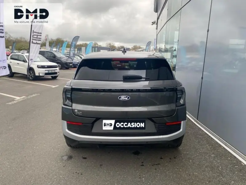 Vue arrière d'un Ford Explorer 2025 gris Magnetic métallisé, avec feux arrière LED et vitrage arrière surteinté.