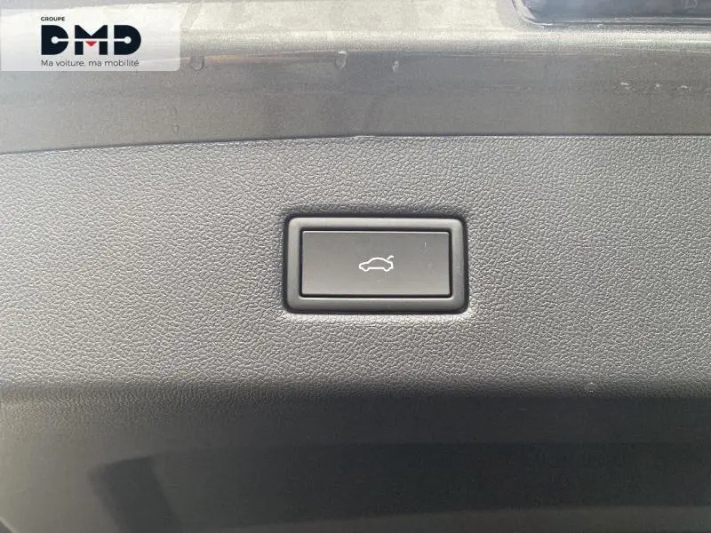 Bouton d'ouverture électrique du coffre sur le hayon intérieur du Ford Explorer gris Magnetic 2025.
