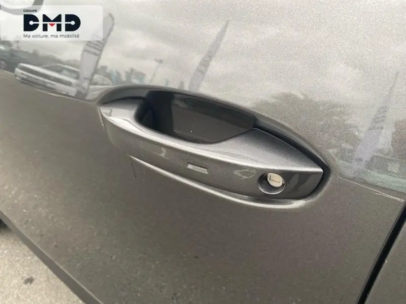 Poignée de porte côté gauche gris métallisé du Ford Explorer 2025 avec serrure intégrée en gros plan.