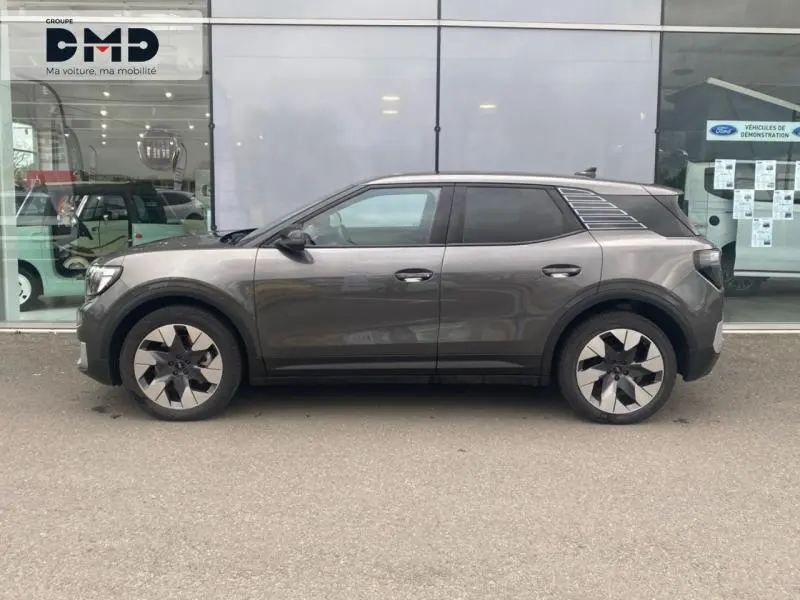 Vue de profil côté gauche d'un Ford Explorer gris Magnetic métallisé avec jantes alu distinctives.