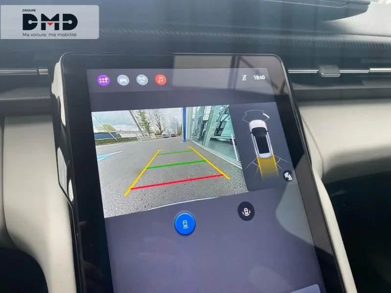 Écran tactile intérieur du Ford Explorer 2025 montrant la caméra de recul avec guidage coloré, ambiance claire.