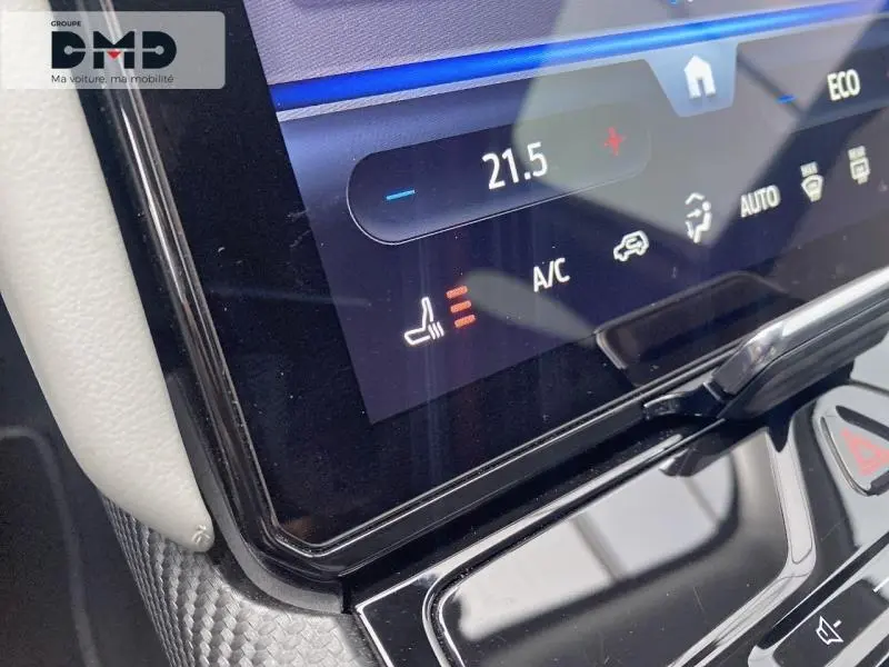 Gros plan sur l’écran tactile du Ford Explorer 2025 montrant la température à 21,5°C et le chauffage de siège activé.