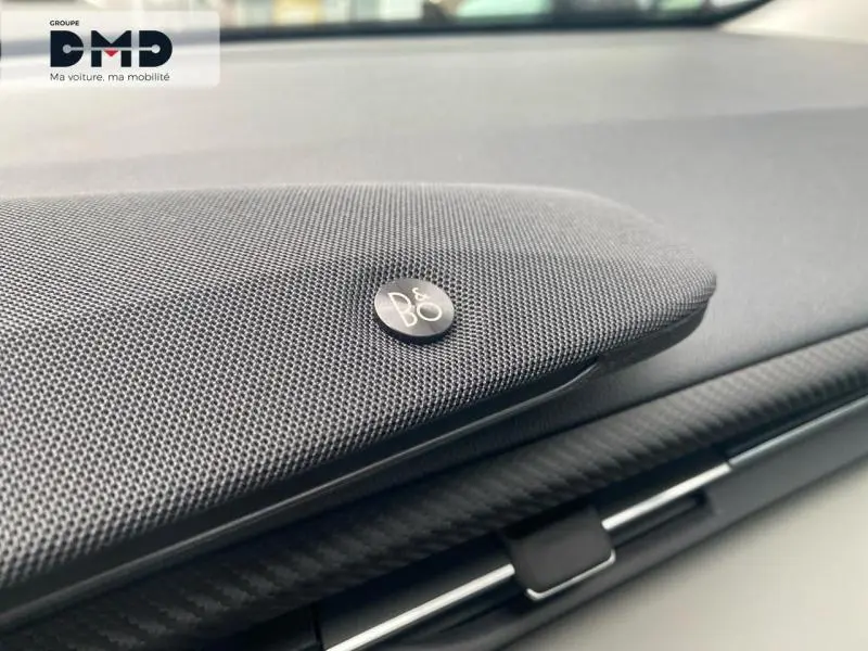 Gros plan sur l'enceinte Bang & Olufsen intégrée au tableau de bord du Ford Explorer gris Magnetic 2025.