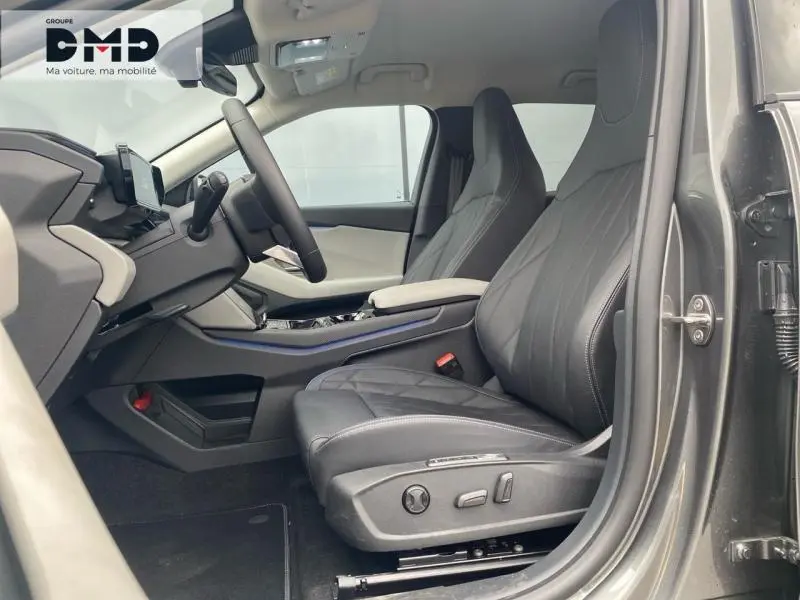 Vue intérieure côté conducteur du Ford Explorer gris Magnetic, mettant en valeur les sièges sport en cuir noir et la console centrale moderne.