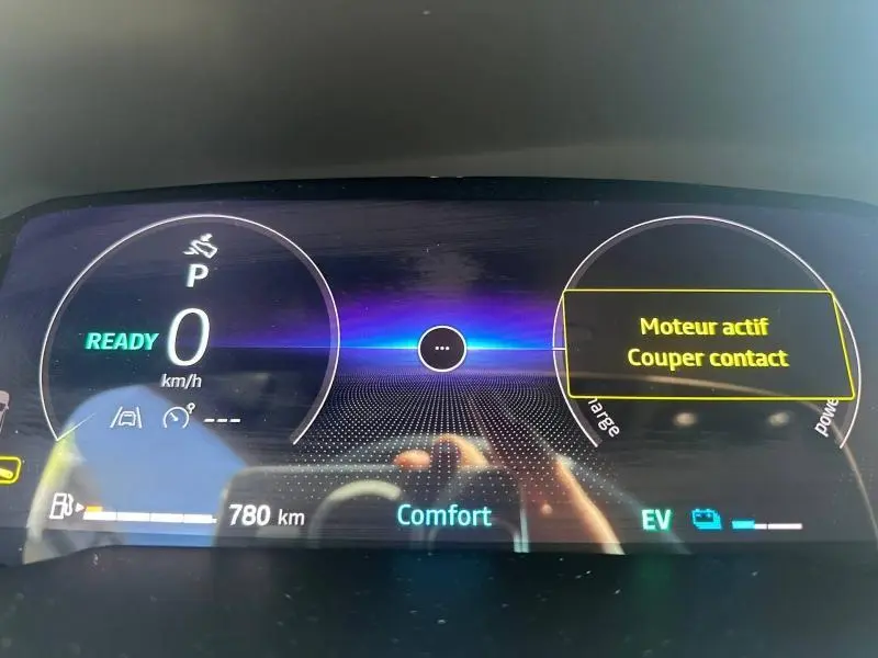 Tableau de bord numérique du Renault Captur 2025 affichant 0 km/h, mode Comfort et message "Moteur actif Couper contact".